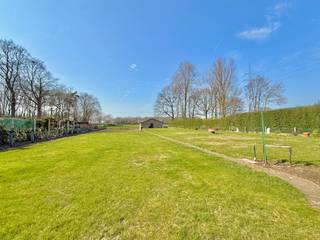 Deze open bebouwing (BJ 1972) bevindt zich op een schitterend perceel van maar liefst 2.108 m² in een uitzonderlijk rustige en gegeerde omgeving te Oosteeklo ! Het gaat hier over een echte TOPligging in een straat waar zelden woningen te koop worden aangeboden, wat dit eigendom des te unieker maakt ! <br /><br />De woning werd doorheen de jaren steeds goed onderhouden en bevindt zich in haar oorspronkelijke staat, wat tal van mogelijkheden biedt voor wie graag naar eigen smaak wil moderniseren. Binnenin geniet u van een gezellige leefruimte met mooie uitzichten op het omliggende groen, evenals een verzorgde keuken en drie mooie slaapkamers.<br />Bovendien werd het dak reeds aangepakt en is er GEEN asbestonderdak aanwezig. De structuur van de woning is goed, wat een solide basis vormt voor verdere renovatie of opfrissing.<br /><br />Het perceel van 2.108 m² is mooi rechthoekig en agrarisch gelegen, wat zorgt voor een bijzonder open en rustgevend gevoel. De sublieme tuin vormt een absolute troef en er bevinden zich meerdere bijgebouwen (aparte garage + stalling).<br /><br />Kortom, een eigendom met karakter, ruimte en uitzonderlijk potentieel op een zeldzame rustige locatie ! Meer info of een bezoek? Graag een mail naar hallo@wijsvastgoed.be ! We nemen dan spoedig contact op voor een bezoekmoment.