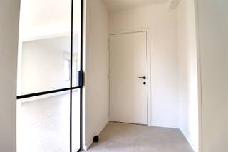 <p><span>NETJES GERENOVEERD EN KLAAR VOOR DE EERSTE BEWONING.</span></p><p><span> </span></p><p><span>Deze gezinswoning kreeg een complete make-over,  gerenoveerd en afgewerkt tot in de details.<br />Met aandacht voor licht, ruimte en comfort staat deze woning garant voor heel veel woonplezier.<br /><br />Inkom met toilet en doorsteek naar een aangename leefruimte.  <br />Aansluitend kreeg de keukenhoek een degelijke inrichting, er is opnieuw heel veel licht en ruimte voor een gezellige eethoek.   <br />Naast de keuken is een praktische berging met plaats voor wasmachine en droogkast.<br />Het verdiep voorziet in een nette badkamer en een extra toilet.  Er zijn 3 mooie slaapkamers.  </span></p><p><span> </span></p><p><span>Buiten is het volop genieten van de zon, zowel terras als tuin pakken uit met een schitterende oriëntatie.  <br />Er is een praktische kelderberging en een grote tuingarage met plaats voor fietsen en extra's (niet toegankelijk met auto).</span></p><p><span> </span></p><p><span>HALF OPEN WONING<br />ALLE COMFORT<br />LAAG EPC<br />GARAGE MET RUIMTE VOOR FIETSEN</span></p>