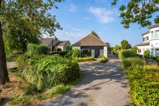 <p>Een heel gunstige oriëntatie, uitstekende ligging en omgeven door groen. Dit zijn slechts 3 van de vele troeven die deze woning biedt.</p>
<p>Van zodra u binnenkomt straalt de woning meteen rust en gastvrijheid uit. De inkomhal leidt u naar de eetgelegenheid die samen met de living een open en harmonieus geheel vormt. De keuken werd recent vernieuwd en in een modern jasje gezet. Via een gang passeert u de technische ruimte waar technieken netjes zijn geordend. Achteraan is er een polyvalente ruimte die verschillende invullingen kan krijgen (bureau, speelkamer, hobbyruimte,…) met een uitstekend zicht op de groene tuin. Parallel leidt een tweede gang u naar de badkamer, die net als de keuken vernieuwd werd, en een grote slaapkamer.</p>
<p>Het volledige gelijkvloers is zodanig ingedeeld dat elke ruimte geniet van natuurlijke lichtinval.</p>
<p>De trap brengt u naar de verdieping waar 3 ruime slaapkamers iedereen individuele rust kan gunnen om zo comfortabel de nacht in te gaan. Elke kamer is toegankelijk vanuit de nachthal en is zodanig ingedeeld dat daarin een ruim bureau kan worden georganiseerd.</p>
<p>Buiten: de oprit biedt plaats voor een 4-tal wagens. De woning is omgeven door een oogstrelende voortuin. In de grote achtertuin kan men helemaal ontstressen, maar hij biedt ook plaats om heel wat gasten te ontvangen bij een feestgelegenheid of simpelweg met vrienden of familie.</p>
<p>We helpen u graag ter plaatse met een gedetailleerde rondleiding.</p>
<p>Tel 09 274 15 53</p>
<p>Mail floris@cornelis-partners.be</p>