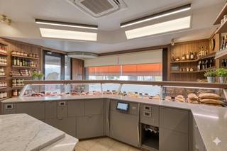 Dit ruime handelshuis te koop combineert wonen en werken op een ideale manier.Op het gelijkvloers bevindt zich een praktische commerciële...