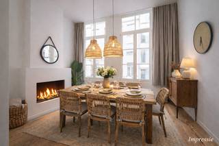 <p>In hartje Antwerpen vinden we deze charmante gesloten bebouwing, oorspronkelijk opgericht rond 1900 en in 2022 volledig gerenoveerd.<br /><br />Momenteel wordt het pand succesvol verhuurd via Airbnb, met een bewezen opbrengst van ca. €1.550 netto per maand, wat dit een uitstekende investeringsopportuniteit maakt voor wie op zoek is naar een rendabele en zorgeloze opbrengsteigendom.<br /><br />Wat dit pand extra interessant maakt, is het aanzienlijke groeipotentieel. De huidige opbrengst is slechts een vertrekpunt: door optimalisatie van inrichting kan het rendement verder verhoogd worden.<br /><br /><span><strong>INDELING</strong></span>:<br /><br />Via de inkom kom je meteen terecht in de gezellige leefruimte met zithoek en trap naar de bovenliggende verdiepingen.<br /><br />Op de eerste verdieping is er een lichtrijke open keuken met eetruimte, ideaal voor wie houdt van koken en gezellig tafelen, alsook een apart gastentoilet.<br /><br />De tweede verdieping telt twee volwaardige slaapkamers, terwijl de derde verdieping ruimte biedt aan een derde slaapkamer aan de voorzijde en een moderne badkamer met inloopdouche en wastafel aan de achterzijde.<br /><br />De kelder is droog, volledig op stahoogte en verdeeld in twee compartimenten, waar zich onder meer de meters van de nutsvoorzieningen, de cv-installatie en de rioleringsaansluiting bevinden.<br /><br /><span><strong>BIJZONDERHEDEN</strong></span>:<br /><br />- Ideaal als Airbnb/investering<br />- Volledige renovatie in 2022<br />- Netto rendement ca. 4%: aanzienlijk groeipotentieel!<br />- Nabij gezellige cafés, restaurants en culturele hotspots<br />- Gelegen in de oude stadskern</p>