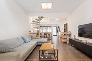 Voor meer info en foto’s, surf naar www.swevers.be – Aan de Hamelstraat 46 in Sint-Truiden bevindt zich deze ruime en instapklare stadswoning met 177 m² bruikbare oppervlakte. Dankzij vier slaapkamers, twee badkamers en een aangenaam terras is dit een praktische woning voor wie centraal én ruim wil wonen. Maar ook interessant voor investeerders die op zoek zijn naar een gerenoveerde stadswoning met verhuurpotentieel. Op het gelijkvloers vinden we de open leefruimte, aansluitend bevinden zich de centrale traphal en ruime zithoek. Samen bieden de leefruimtes 36 m². Achteraan ligt de keuken van 11,71 m². De eerste verdieping omvat een slaapkamer, badkamer en een ruime kamer die dienst kan doen als bureau/hobbyruimte. Via het schuifraam bereikt u het terras van 16 m², een fijne buitenruimte midden in de stad. Op de tweede verdieping bevinden zich bijkomende slaapkamers, een tweede badkamer en nachthal. De vier slaapkamers meten 15,06 m², 15,24 m², 13,1 m² en 10,26 m². Daarnaast beschikt de woning over drie toiletten. Extra opbergruimte vindt u in de gewelfde kelder van 12,32 m², berging en zolderruimte. De verwarmingsketel werd in 2024 vernieuwd. Scholen, winkels, horeca en ontspanning bevinden zich vlakbij. Het station ligt op ongeveer 1,2 km. Een ruime stadswoning met een goede indeling, eigen buitenruimte en alle dagelijkse voorzieningen binnen handbereik. Voor meer informatie, bel 012 699 900. Bron bewoonbare oppervlakte: EPC – verslag.