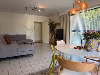 Welkom in de Constant Van Goeystraat, gelegen vlakbij het centrum van Zwijndrecht en op wandelafstand van openbaar vervoer.<br /><br />Dit rustig gelegen gelijkvloerse appartement bevindt zich in een kleinschalig goed onderhouden gebouw.<br />Via de <strong>gemeenschappelijke inkomhal </strong>komen we het appartement binnen. De grote en lichtrijke <strong>woon-/eetkamer</strong> geeft een ruimtelijk gevoel en directe toegang tot de <strong>keuken</strong>. De keuken is voorzien van een keramisch fornuis, dampkap, koelkast en heeft een aansluitende <strong>berging met aansluitingen voor wasmachine en droogkast.</strong><br /><br />De <strong>twee slaapkamers</strong> bevinden zich aan de achterzijde van het gebouw. Vanuit een slaapkamer kan je op het <strong>terras</strong> en de <strong>privatieve tuin</strong>.<br />Via de <strong>nachthal</strong> kunnen we een <strong>apart toilet</strong> bereiken en de <strong>badkamer</strong> die voorzien is van ligbad met douchefunctie en dubbel lavabomeubel.<br /><br />Achteraan het gebouw is er een <strong>garage (17m2)</strong> inbegrepen in de prijs. In de garage is elektriciteit en verlichting aanwezig.<br />Per appartement zijn er ook zonnepanelen voorzien.<br /><br />Het appartement is momenteel <strong>verhuurd.</strong><br /><br /><u><strong>Technisch:</strong></u><br />- EPC: 339 kWh/m2jaar<br />- geen renovatieplicht<br />- G-&amp;P-score: C&amp;D<br />- Wg, Vg, Gvkr, Gmo, Vv