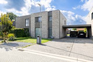 <h3>Energiezuinige woning met 3 slaapkamers op rustige ligging</h3>
<p>Deze recente woning uit 2013 is zeer rustig gelegen in Beerse en combineert comfortabel wonen met een energiezuinig karakter.</p>
<p>De woning beschikt over een ruime woonkamer met open keuken, 3 slaapkamers, een badkamer, praktische berging en een apart toilet.</p>
<p>Buiten geniet u van een volledig omheinde tuin en een overdekte carport.</p>
<p>Beschikbaar vanaf 01/10/2026.</p>
<p><strong>Belangrijk! Heeft u interesse in deze woning? Gelieve dan enkel te reageren via het contactformulier of te mailen naar info@flor-vastgoed.be.</strong></p>