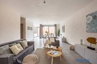 Welkom in jouw toekomstige thuis: een bijzonder ruime, lichtrijke en tijdloze nieuwbouwwoning met tuin en inpandige garage. Deze woning biedt alles wat een koppel of gezin nodig heeft voor een comfortabel en modern leven.<br /><br />! KORTING - Bij aankoop van deze woning ontvangt u gedurende 5 jaar een korting van 50% op uw onroerende voorheffing want E-PEIL 16!<br /><br />Bij het betreden van de woning word je verwelkomd door de riante en lichtrijke open leefruimte en keuken (54 m²) met zicht op, en directe toegang tot, de tuin. De grote bergruimte is de ideale plek voor het plaatsen van jouw was- en droogmachine alsook voor opslag. De inpandige garage laat jou toe jouw wagen veilig te parkeren en fietsen te stallen.<br /><br />Op het verdiep beschikt de woning over 3 comfortabele slaapkamers, 2 moderne badkamers en een verder in te richten zolderverdieping die naar eigen wens kan worden benut, bijvoorbeeld als extra slaapkamer, hobbyruimte of home office.<br /><br />De zuidwest georiënteerde tuin zorgt voor een oase van rust en een perfecte plek om te ontspannen of te entertainen.<br /><br />Met de aankoop van deze woning ben je klaar voor de toekomst: Je geniet van comfortabele temperaturen dankzij de PVC– dubbel glas ramen, verwarming via een warmtepomp (lucht/water) met buitenunit en warmtepompboiler, vloerverwarming op alle verdiepen. Daarnaast zijn zonnepanelen geïnstalleerd om te voorzien in duurzame energie, een ventilatiesysteem D zorgt voor gezonde lucht in huis en een videofoon biedt extra veiligheid en gemak. Een gescheiden rioleringsstelsel met septische put en regenwaterput van 10.000 liter zorgen voor efficiënt waterbeheer. De akoestisch ontdubbelde gemene muren met de buren garanderen rust en privacy.<br /><br />De geafficheerde prijs is exclusief isolatie dak / Zonnepanelen (7 stuks) / Tuin nivellering en gras. Indien gewenst kan de woning volledig worden afgewerkt volgens lastenboek bij lokale leveranciers aan 447.000,00 EURO.<br /><br />Deze woning is perfect voor koppels en gezinnen die op zoek zijn naar comfort, duurzaamheid, locatie  en modern gemak. Mis deze unieke kans niet en maak van deze prachtige nieuwbouwwoning jouw nieuwe thuis!<br /><br />De aanpalende nieuwbouwwoning wordt ook verkocht via immo Vastima. Alle info op onze website – www.vastima.be.<br /><br />Verkoop onder 21% BTW / Grond 12%. Geafficheerde verkoopprijzen exclusief kosten.