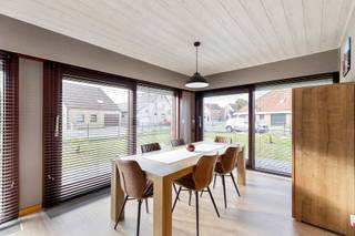 Ruim hoekperceel van 834 m² – zuidwest georiënteerd230 m² bewoonbare oppervlakteVernieuwde keuken & gezellige leefruimte met haardMaster bedroom met...