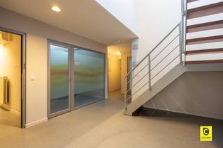 Uitstekend retail- en kantoorpand in het hart van NielOp zoek naar een veelzijdig commercieel pand met uitstekende zichtbaarheid en bereikbaarheid?...