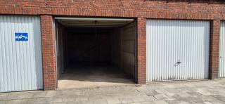 Centraal gelegen garagebox bereikbaar vanuit de Hovestraat, en via voetweg op slechts 1 min. van het marktplein.