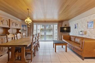 <p><span>In de residentie Westerly vindt u op de 5de verdieping de ruime en lichtrijke studio met zicht naar de jachthaven en de zee.</span></p><p><span>Deze studio blinkt uit door zijn praktische indeling, mooie gevelbreedte en het ruimtelijk gevoel.</span></p><p><span>De leefruimte bestaat uit een gezellig salon, eettafel en de open ingerichte keuken.</span></p><p><span>In de afzonderlijke slaaphoek vinden we een 2-persoonsbed. </span></p><p><span>De slaaphoek kan indien gewenst worden geïntegreerd in de leefruimte. </span></p><p><span>Badkamer met douche, lavabomeubel en toilet.  </span></p><p><span>De studio wordt elektrisch verwarmd, is afgewerkt met pvc-profielen met dubbele beglazing en geniet van een gunstig epc. </span></p><p><span>De residentie beschikt over een gemeenschappelijke fietsenstalling, privatieve kelders en een tweede ingang via de Franchommelaan (jachthaven). </span></p><p><span> </span></p>