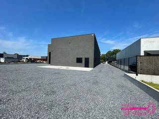 --> Recent magazijn 579 m² (voor gedeeld gebruik met eigenaar) met ingericht kantoor (+/- 20 m²) --> kantoor enkel voor de huurder bruikbaar-->...