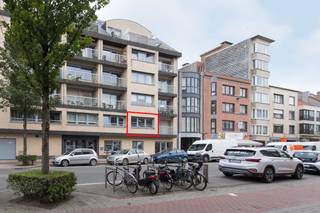 Ce studio à louer est situé le long de la Torhoutsesteenweg à Ostende. Grâce à cet emplacement, vous êtes à proximité de toutes sortes de commerces et des transports en commun.Disposition- salon avec cuisine ouverte (équipée d'une plaque vitrocéramique, d'un four, d'un lave-vaisselle, d'un réfrigérateur et d'un évier)- salle de bain avec douche, lavabo et toilettes- rangement privé au sous-solLes avantages- EPC favorable- conforme à l'électricité- bâtiment récent- abri à vélos communForfait mensuel : 50 EUR/mois - Charges communesVous êtes intéressé par cette propriété à louer à Ostende ? Rendez-vous sur le site www.dewaele.com, cliquez sur le bien que vous souhaitez louer. À l'aide du bouton rouge « demandez votre visite », nous vous demandons de remplir brièvement un profil. Ensuite, nous vous contacterons pour une visite. Les rendez-vous ne peuvent pas être pris par téléphone.