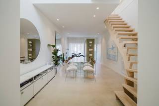 Instapklare en stijlvol gerenoveerde (2024) stadswoning op topligging in Gent, met een bewoonbare oppervlakte van 126 m². Deze lichtrijke woning combineert hedendaags comfort met een warme, minimalistische afwerking.Op het gelijkvloers kom je binnen via een inkomhal met ingemaakte kastenwand die dienst doet als vestiaire en berging. De open leefruimte met eet- en zithoek sluit naadloos aan op de volledig ingerichte keuken. De gietvloer met vloerverwarming zorgt hier voor een strak en aangenaam geheel. Aansluitend bevindt zich een compact terras.De eerste verdieping biedt een open zitruimte met toegang tot een zonnig dakterras. Aan de andere zijde vind je een apart toilet en een stijlvolle badkamer met inloopdouche. Dankzij de vide achter de zithoek geniet ook het gelijkvloers van extra natuurlijke lichtinval.Op de tweede verdieping bevinden zich twee slaapkamers, waarvan één met mezzanine – ideaal als extra slaap - of werkruimte.Gelegen in de Spaarstraat geniet je van een rustige woonomgeving met alle troeven van de stad binnen handbereik. Winkels, horeca, scholen en openbaar vervoer bevinden zich op wandel- en fietsafstand, net als belangrijke invalswegen.Extra troeven: EPC A, conforme elektriciteit en asbestveilig. Een unieke kans voor wie op zoek is naar een energiezuinige, architecturale woning met karakter in de stad.Vrij 1 oktober 2026.Bestuursmaatregelen in het maatregelenregister: nee