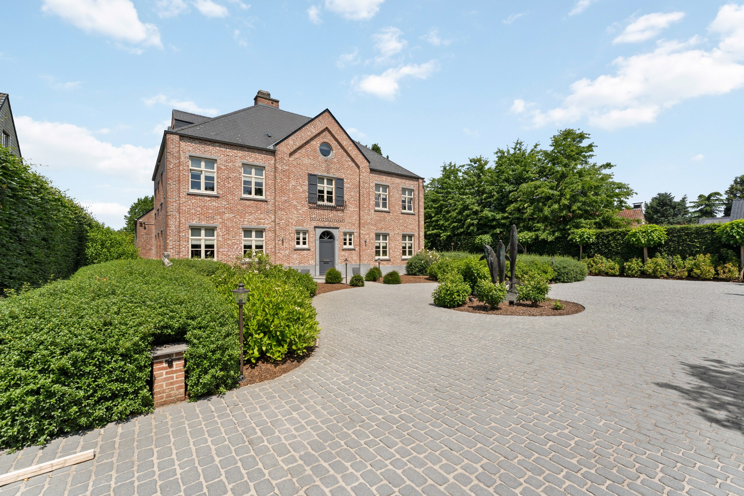 Luxurious manor with 4 bedrooms, 3 bathrooms, heated swimming pool, large outbuilding on approximately 2,673 m². - photo 2