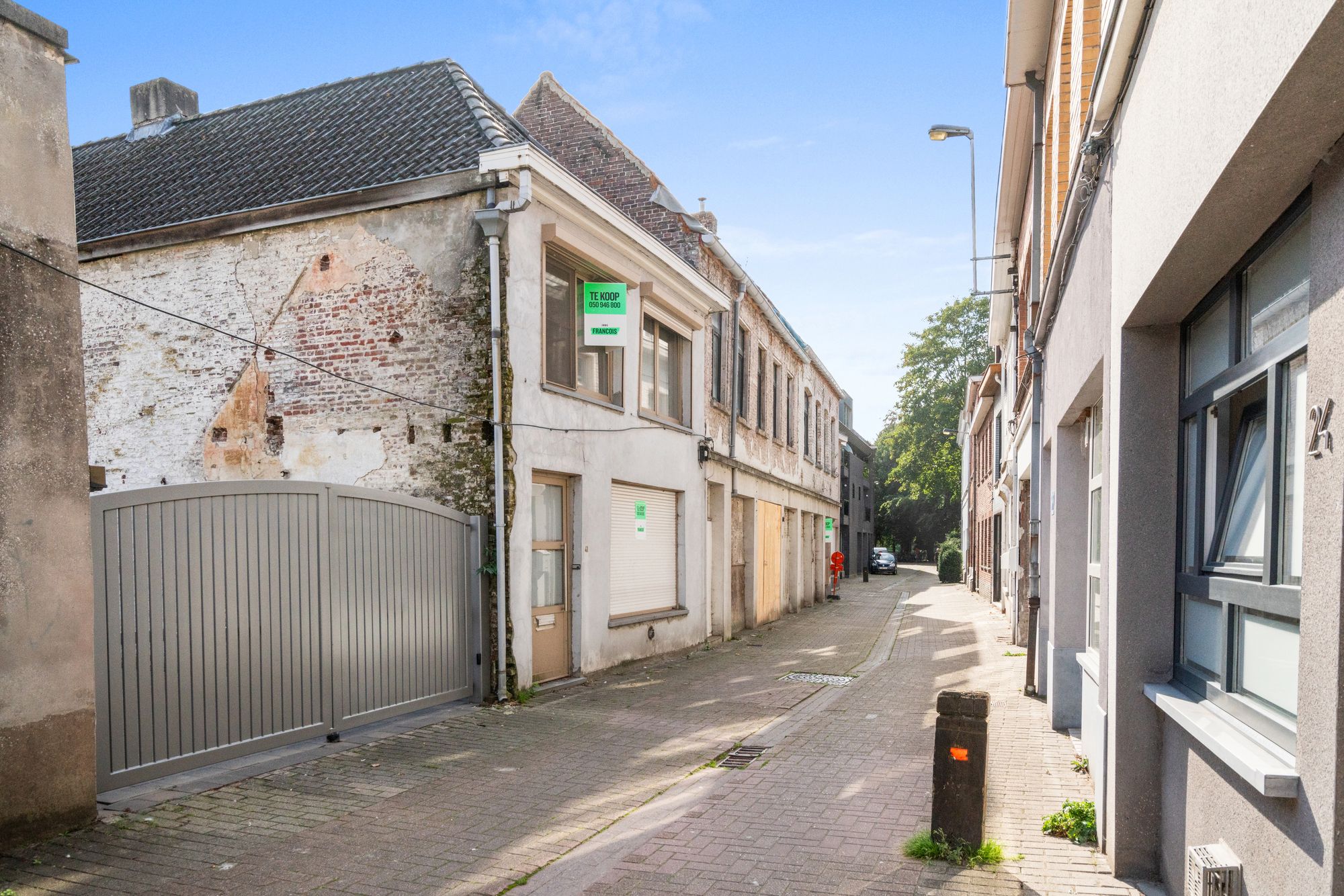 Te renoveren woning onder de kerktoren van Maldegem - foto 1