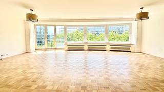 Dit ruime en lichtrijk appartement van 185 m², op de 5e verdieping, ligt aan de prestigieuze Louizalaan en biedt een uitzonderlijke woonomgeving...