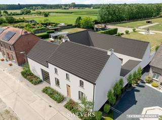 Voor meer info en foto’s, surf naar www.swevers.be – In het landelijke Geetbets vindt u deze karaktervolle hoeve op een perceel van ruim 2 hectare. De oorspronkelijke hoeve uit 1930 omvat o.a. een leefruimte van 36 m², keuken, badkamer, berging, bureau/praktijkruimte, drie slaapkamers en een zolder met uitbreidingspotentieel. Achteraan werd in 2019 een moderne casco-aanbouw gerealiseerd die tal van mogelijkheden biedt: van B&B tot gastenverblijf of praktijkruimte. Grote raampartijen zorgen voor veel lichtinval en verbinden binnen met buiten. Het domein is perfect voor paardenliefhebbers: open weides, een grote loods voor stallen en een brede oprit met ruime binnenkoer voor vlotte toegang. Rustig gelegen en toch centraal, met scholen op 3 km, openbaar vervoer op 400 m en winkels/horeca binnen een straal van 4 km. Voor meer informatie, bel 012 699 900. Bron bewoonbare oppervlakte: EPC – verslag.