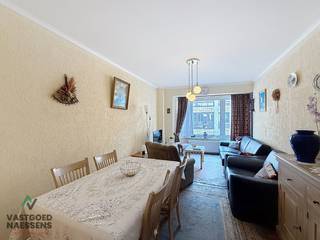 Dit gezellige 1 slaapkamer appartement is gelegen op de derde verdieping van de kleinschalige residentie Marie-Christine. Het appartement vereist enkele opfriswerken maar kan perfect dienst doen voor verschillende doeleinden. Bij het betreden komt u in de nachthall vanwaar er toegang is tot de woonkamer, afzonderlijke keuken, badkamer met douche en toilet en de ruime slaapkamer. Achteraan het appartement vindt u nog een overdekt terras terug. Het appartement wordt gemeubeld verkocht. U vindt er alles op wandelafstand: restaurants, winkels,...