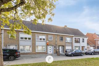 <strong><u>EERSTE BEZOEKDAG OP ZATERDAG 31 OKTOBER. RESERVEER TIJDIG UW BEZOEKMOMENT:</u></strong> Een mooie gezinswoning in een rustige woonbuurt in Lauwe. Bestaande uit inkomhal met apart toilet, perfect droge voorraadkelder en een zeer lichtrijke woonkamer en keuken die uitgeven op het zongericht terras en tuin. Boven zijn 3 volwaardige slaapkamers, de badkamer en een ruime zolder (met mogelijkheden). Achteraan is een handige buitenberging/wasplaats met aansluitend een zeer ruime (fietsen-)berging die ook bereikbaar is via de uitweg achteraan de tuin. Het huis is volledig geschilderd, energiezuinig, asbestveilig én de elektriciteit is conform! 