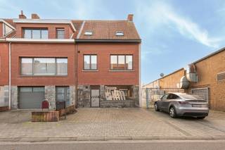 NIVEAU 0Kantoor/ praktijkruimte 45m², voorzien van afzonderlijk toilet en kitchenette.Veranda/ wasplaats 16m².Zuid georiënteerde tuin, voorzien van...