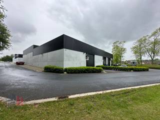 Magnifiek gelegen KMO-unit van 230 m² met 3 privatieve parkeerplaatsen te huur te Marke (Kortrijk), langs én met visibiliteit van de R8.De...