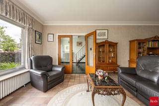 Op een centrale locatie aan de Putsesteenweg in Bonheiden bevindt zich deze deels te renoveren halfopen bebouwing uit 1967. Deze woning biedt een uitstekende basis voor wie op zoek is naar een ruime gezinswoning met veel potentieel en de mogelijkheid om ze volledig naar eigen smaak te moderniseren.<br /><br />Bij het betreden van de woning merkt u meteen de aangename ruimtes en de talrijke mogelijkheden die dit eigendom te bieden heeft. De woning beschikt over drie slaapkamers, een garage en een ruime oprit die afgesloten wordt met een poort, wat zorgt voor extra privacy en voldoende parkeergelegenheid op eigen terrein. De veranda vormt een aangename extra leefruimte en biedt een mooi zicht op de tuin. <br /><br />De ligging is zonder meer een belangrijke troef. U woont hier in Bonheiden, op korte afstand van Mechelen, met scholen, winkels, openbaar vervoer en andere dagelijkse voorzieningen in de directe omgeving. Ook de belangrijkste invalswegen zijn vlot bereikbaar, waardoor u zich snel kunt verplaatsen richting Mechelen, Antwerpen, Brussel en Leuven.<br /><br />Deze woning vormt een uitstekende opportuniteit voor wie op zoek is naar ruimte, een aangename buitenomgeving en een woning die nog volledig naar eigen wensen kan worden ingericht. Een bezoek zal u ongetwijfeld overtuigen van de mogelijkheden die deze woning te bieden heeft.<br /><br />Contacteer Nico voor een bezoek via 0478 012 012 of nico@reds.be.