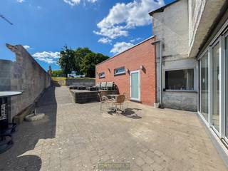 Dit VEELZIJDIGE PAND, gelegen te Zottegem, biedt ZOWEL UITSTEKENDE KANSEN voor ONDERNEMERS als POTENTIEEL VOOR INVESTEERDERS. Het pand is...