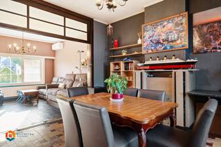 Op een uitstekende locatie nabij het centrum van Onze-Lieve-Vrouwe-Waver bevindt zich deze authentieke gezinswoning met 4 slaapkamers, een magazijn van 125 m² en een aparte loft op een perceel van 1374 m². U geniet hier van een uitstekende verbinding met belangrijke invalswegen, doch op een boogscheut van winkels, eet-en drankgelegenheden, scholen en het openbaar vervoer.<br /><br />We betreden de woning via de inkomhal. De authentieke leefruimte kan worden ingericht met een gezellige zithoek en aparte eetplaats. De keuken werd mooi geïntegreerd in het geheel en is voorzien van de voornaamste toestellen. Achter de keuken bevindt er zich nog een bijkeuken die daarnaast ook toegang biedt tot een apart toilet en het magazijn van 125 m². Via de nachthal op de eerste verdieping bereiken we 3 ruime slaapkamers waarvan 1 met en-suite badkamer, voorzien van een ligbad, een toilet en een lavabo. De nachthal op de tweede verdieping geeft ons toegang tot 2 ruime bergzolders de welke, indien gewenst, omgevormd kunnen worden tot 2 extra slaapkamers. Tenslotte beschikt deze woning ook over 2 praktische kelders. In de ruime tuin met terras kan u steeds in alle rust en privacy genieten van het mooie weer. De woning is uitgerust met zonnepanelen, een thuisbatterij en airco. <br /><br />Boven het magazijn werd een loft ingericht de welke voorzien is van een aparte inkomhal, een slaapkamer, een badkamer met douche en lavabo, een keuken en een woonkamer. Deze is apart toegankelijk via het magazijn en voorzien van airco.<br /><br />Dit is een fantastische opportuniteit als u op zoek bent naar een ruime woning met 4 slaapkamers, een magazijn en ongelooflijk veel potentieel op een prima locatie te Onze-Lieve-Vrouwe-Waver. Contacteer ons op het nummer +32 479/47.09.61 voor meer informatie of via info@boonstravastgoed.be<br /><br />Bijzonderheden: <br />- Uitstekende ligging<br />- Magazijn van 125 m²<br />- 4 (mogelijks 6) slaapkamers