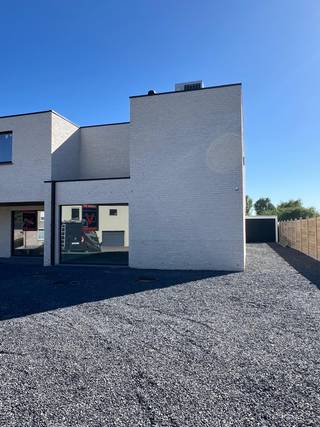 ZAT 16/5 - BEZOEKDAG OP AFSPRAAK 0488.85.81.84
LAATSTE 2 WONINGEN!  Woning 4 is een stijlvolle halfopen bebouwing met een doordachte indeling, veel lichtinval en een zonnig terras en tuintje. Via de inkomhal met apart toilet en handwasbakje komt u in de aangename leefruimte van maar liefst 63 m² met ingerichte open keuken. Dankzij de grote aluminium ramen met superisolerende beglazing geniet u hier de hele dag door van een prachtig zicht op de tuin. Aansluitend is er een ruime berging van 15 m² op het gelijkvloers, ideaal als was- en voorraadruimte. Op de verdieping bevinden zich drie ruime slaapkamers: een master bedroom van 19 m² met mogelijkheid tot dressing en eigen badkamer, en twee bijkomende kamers van telkens 17 m². De volledig ingerichte badkamer (8 m²) en een apart toilet vervolledigen deze etage. Daarnaast is er op het gelijkvloers nog een vierde slaapkamer of bureauruimte van 21 m² met aparte badkamer, perfect voor wie thuis werkt of gelijkvloers wil slapen. Buiten geniet u van een aangelegd terras van 24 m² met keramische tegels en een onderhoudsvriendelijk, zonnig tuintje. De woning is uitgerust met ventilatiesysteem D en hoogwaardige materialen, waardoor comfort en energiezuinigheid hand in hand gaan. Aparte garage. Voor meer informatie of een bezoek: bel 0488 85 81 84.

