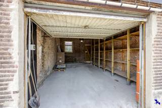 Welkom in Terhagen! <br /><br />Op een perceel van 106 m² vindt u deze ruime garage van 37 m², gelegen in een rustige doodlopende straat. De garage met manuele sectionaalpoort aan de voorkant biedt niet alleen voldoende plaats om uw wagen en fietsen te stallen, maar kan ook dienstdoen als magazijn of droge stockageruimte.<br /><br />Deze unieke eigendom is ideaal voor wie bouwplannen heeft, want als u sloopt en heropbouwt, komt u in aanmerking voor het voordelige 6%-btw-tarief. De garage heeft een breedte van 4,6 meter en een diepte van 8,3 meter, waardoor er veelzijdige mogelijkheden zijn voor gebruik of investering.<br /><br />De garage is onmiddellijk beschikbaar en vormt een uitstekende kans voor zowel eigen gebruik als investeerders die op zoek zijn naar een veelgevraagd vastgoed.<br /><br />Interesse gewekt? Contacteer ons kantoor via info@hiro.be of 03 230 00 14!