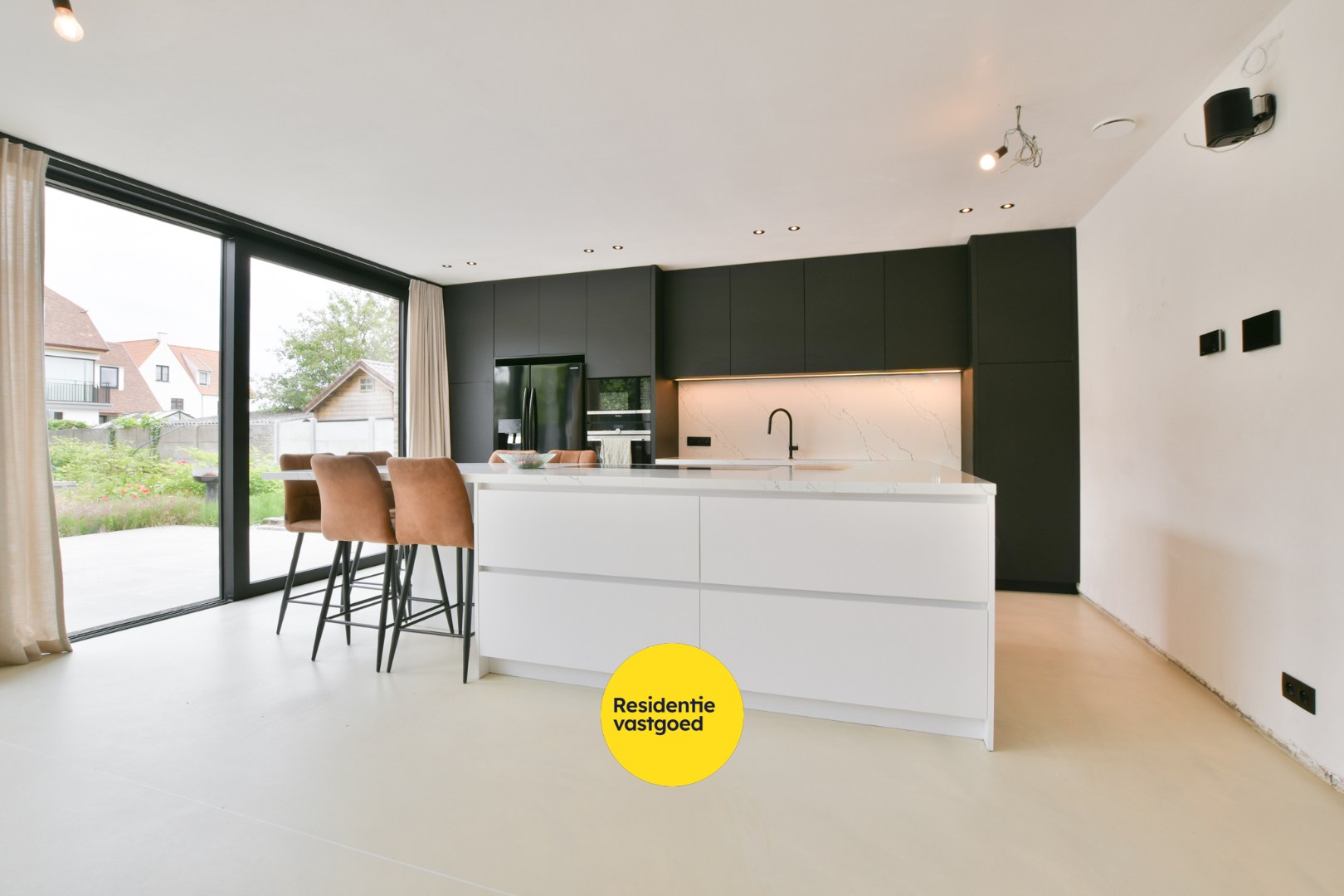 Exclusieve koppelvilla van 348 m² met 6 slaapkamers in rustige woonwijk - foto 4