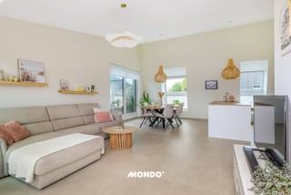 Ontdek dit stijlvolle en energiezuinige penthouse, prachtig gelegen aan het water in de gegeerde residentie "Bord'eau" te Willebroek. Dankzij de rustige ligging, vlak bij het centrum en het kanaal, geniet u van een ideale combinatie van wonen in alle sereniteit en een uitstekende bereikbaarheid via de A12, N16, N17 en E19.<br /><br />Bij het betreden van het appartement komt u terecht in een ruime inkomhal. Van hieruit bereikt u de lichtrijke leefruimte met gezellige zithoek, eetplaats en volledig uitgeruste open keuken. Aansluitend bevindt zich een uitzonderlijk ruim terras van 67 m² met een prachtig uitzicht op het kanaal. De ideale plek om te ontspannen, gezellig te tafelen of volop te genieten van de rustige omgeving.<br /><br />Het appartement beschikt verder over twee volwaardige slaapkamers, een moderne badkamer uitgerust met een dubbele wastafel en inloopdouche, een praktische berging met aansluiting voor wasmachine en de technische installaties, én een extra opbergruimte, ideaal voor het stockeren van huishoudmateriaal, fietsen of seizoensgebonden spullen.<br /><br />Extra troeven:<br /><br />Energiezuinig dankzij vloerverwarming via een lucht-waterwarmtepomp<br />7 individuele zonnepanelen (polykristallijn)<br />Rolstoelvriendelijk<br />Inclusief ondergrondse autostaanplaats<br />Individuele kelderberging<br />Gemeenschappelijke fietsenberging<br /><br />Bent u op zoek naar een instapklaar, energiezuinig appartement op een toplocatie aan het water? Dan is dit penthouse zeker een bezoek waard!<br /><br />Interesse of een bezoek inplannen?<br />Neem vrijblijvend contact op met Bjorn voor meer informatie of een afspraak ter plaatse.<br /><br />Tel: +32 477 60 68 33<br />E-mail: bjorn@mondovastgoed.be