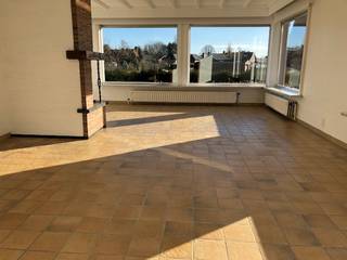 <strong>Alleenstaande woning met tuin.</strong><br />bestaande uit:<br />*gelijkvloers: inkom, toilet, 3 slaapkamers (1 mogelijk als bureel want apart bereikbaar via inkom), badkamer, ruime keuken, living, grote zolder<br /><br />troeven:
<ul><li>mogelijkheid tot bijhuren garage: 70 euro per maand</li><li>elektriciteit recent</li><li>CV</li></ul>
Een bezoek kan u aanvragen via invullen van uw profiel via onderstaande link:<br />https://mijnhuurprofiel.be/property/94d0ba3e-c75a-41f7-bc91-a222d627a956<br /><br />beschikaar 01/10/2026