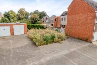 Deze bouwgrond van 324 m² met een breedte van 12,21 m is gelegen langs de rand van het centrum van Mol. Je bevindt je hier dan ook vlak bij tal van winkels, restaurants, scholen en horecazaken. Ook de fietso-strade en de snelwegen E313 en E34 zijn uitstekend bereikbaar vanuit deze locatie. <br />Daarnaast staat er reeds een ruime en bruikbare garage links achteraan op het perceel. Deze garage mag behouden blijven. <br /><br />De te bouwen woning heeft een maximum breedte van 9,34 meter op een diepte van maximum 10 meter.<br /><br />Bouwvoorschriften:<br />- gelijkvloers: max. 10 m diep en max. 9,34 m breed <br />- daktype: vrij te kiezen<br />- kroonlijsthoogte: max. 6,5 m bij hellend dak en max. 7 m bij platdak<br />- nokhoogte bij zadeldak: max. 11,50 m<br />- bijgebouwen: nieuwe bijgebouwen enkel toegestaan na afbraak bestaande bijgebouw/ garage<br />- toegelaten: zorgwoningen, nevenactiviteiten (mits te voldoen aan de voorwaarden),...<br /><br />Deze eigendom komt mogelijks in aanmerking als bouwgrond waarbij je onder voorwaarden kan genieten van het verlaagd BTW tarief van 6% voor sloop &amp; heropbouw (https://fin.belgium.be/nl/particulieren/woning/bouwen-verbouwen/afbraak-wederopbouw/permanente-maatregel).<br />De sloop kan plaatsvinden voor of na het oprichten van de nieuwe woning. <br /><br />** vastgoedinfo in aanvraag **