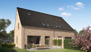 <p><span>Ligging<br /></span><span>Perfect bereikbaar en vlakbij de oude spoorweg, een heerlijk fietspad dat je van Lembeke naar Eeklo brengt.<br />Dichtbij scholen, winkels, supermarkten, sportfaciliteiten en openbaar vervoer (trein, bus).<br /><br /></span><span>Nieuwbouw woning in landelijke stijl, op een perceel van 618,81m²<br /></span><span>Je komt binnen via een aparte inkom met gastentoilet. <br />Daarachter opent zich een ruime, lichte leefruimte met een duidelijk afgelijnde zithoek en eethoek. <br />De open keuken sluit er naadloos op aan en kijkt mee naar de tuin. <br />De aangrenzende berging met wasplaats houdt alles netjes uit het zicht.<br />Op de verdieping liggen drie volwaardige slaapkamers, een aparte dressing en een badkamer met bad, douche en dubbele lavabo. <br />Er is ook een tweede toilet op de nachthal.<br />De zolder is bereikbaar via een vaste trap en biedt plaats voor een vierde slaapkamer of een hobbyruimte, naast de technische ruimte.<br /><br />De woning wordt gebouwd volgens de EPB-eisen E20.<br />Je krijgt een lucht/water-warmtepomp met vloerverwarming op het gelijkvloers en de verdieping, 4.000 Wp zonnepanelen, een vraaggestuurd ventilatiesysteem C+, een regenwaterput van 10.000 liter. en een wachtbuis naar de oprit voor het later laden van je wagen.<br />Keuken, sanitair, vloeren en tegels, binnendeuren en trap zijn allemaal voorzien, met een ruim budget om zelf je materialen te kiezen. <br />Je bepaalt mee hoe je thuis er uiteindelijk uitziet. <br />Tuinaanleg, terras en oprit zijn niet inbegrepen, net als de schilderwerken en de vloerbekleding op de verdieping.<br /><br />/ halfopen woning<br />/ 4 slaapkamers<br />/ energiezuinig afgewerkt<br /><br /></span></p><p><span> </span></p>