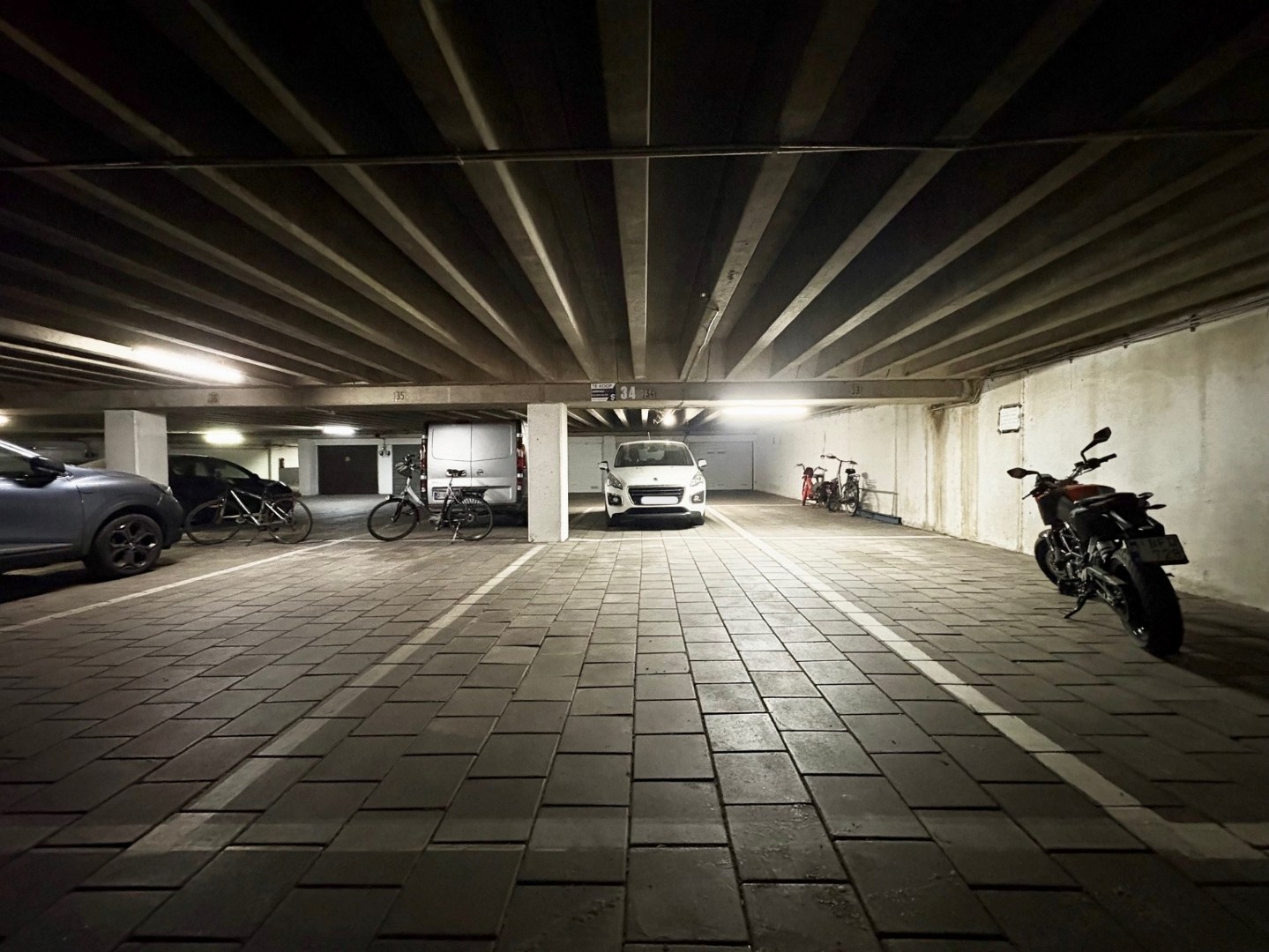 Staanplaats met top ligging bij inrijpoort - foto 1