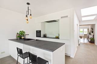 <p>Die nieuwe uitbouw? Dat is waar het allemaal begint.<br /><br />Lichte keuken, grote schuifraam, en een tuin waar de zon graag naartoe komt. Geen theorie, gewoon de plek waar je 's ochtends je koffie drinkt en 's avonds de kinderen ziet ravotten. Da's wat deze woning doet met je.<br /><br />De rest van het gelijkvloers is even goed meegedacht: een gezellige leefruimte, nette inkomhal, apart toilet en een berging die groot genoeg is om echt iets in kwijt te kunnen. Je weet wel - de dingen die altijd ergens moeten staan.<br /><br />Op de eerste verdieping wacht een ruime slaapkamer én een badkamer waar je écht van kan genieten. Bad én douche, want waarom kiezen? Op de tweede verdieping vind je de tweede ruime slaapkamer — ideaal voor de kids, een bureau of de logés die wat te lang blijven. Deze kan ook perfect opgesplitst worden in 2 volwaardige slaapkamers.<br /><br />EPC B, grotendeels gerenoveerd, en klaar om verder thuis te maken.<br />Interesse? Maak dan snel een afspraak via info@jamar.immo of 03 435 31 33.<br />Vg,Wg,Gmo,Gvkr, Gvv, geen overstromingsgevoelig gebied</p>