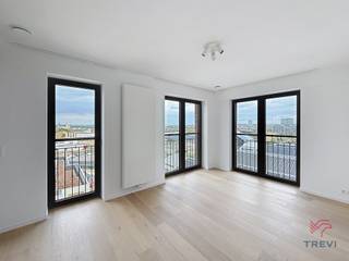 <strong>BRUSSEL: In het hart van de wijk Tour & Taxis, dit opmerkelijke, lichte appartement van ±94 m², ongemeubileerd, op de 11e verdieping met lift van een moderne residentie van hoge kwaliteit, gebouwd in 2022, combineert moderne architectuur, verfijnde afwerking en absolute veiligheid, een echt uitzonderlijk pand. Inkomhal met wc, elegante woonkamer van ± 25 m², terras van ±7 m² op het noorden met een volledig vrij uitzicht, volledig uitgeruste keuken (oven, magnetron, inductiekookplaat, afzuigkap, koelkast, diepvriezer en vaatwasser), een slaapkamer van ± 9 m² met aangrenzende doucheruimte, nachthall met dressing, badkamer met toilet, een slaapkamer van ± 14 m², wasruimte en een kelder. Diversen: driedubbele beglazing, glasvezel, waterontharder, fietsenstalling en een beveiligingssysteem. Mogelijkheid om een parkeerplaats te huren voor 130€/maand, niet verplicht. Kosten: voorzieningen van 180€/maand, inclusief gemeenschappelijke ruimtes, warm water en verwarming. EPC B+ Beschikbaar. Afmetingen zijn indicatief</strong><br /><br />
<p><u>Op de 11e verdieping met lift:</u> (11.2)</p>
<ul>
<li>Hal</li>
<li>Toilet</li>
<li>Woonkamer van ±25 m²</li>
<li>Ingerichte keuken (magnetron, inductiekookplaat, oven, afzuigkap, koelkast, diepvriezer en vaatwasser)</li>
<li>Slaapkamer van ±9 m² met doucheruimte</li>
<li>Nachtgang met dressing</li>
<li>Wasruimte</li>
<li>Badkamer met toilet</li>
<li>Slaapkamer van ±14 m²</li>
</ul>
<p>Kelder n°19</p>