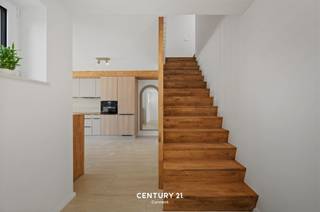 <p><strong>Handel met woonst te Wilsele</strong></p><p>Op de Aarschotsesteenweg te Wilsele bieden wij u een uniek pand aan. Het betreft een woonhuis met handel te betreden via aparte ingangen indien gewenst. Het pand zelf onderging een grondige renovatie met oog op het energetische aspect: isolatie, zonnepanelen, wamptepomp… We kunnen hier spreken van een Label A. Ook aan het ruimtegevoel, de afwerking en de materiaalkeuze gaf men extra aandacht. De woning telt 4 slaapkamers, 2 badkamers een een zeer ruime leefruimte grenzende aan een mooie tuin. Hiernaast heeft het pand nog een handelsgelijkvloers in de aanbieding genietende van een zeer grote raampartij waardoor visibiliteit zal primeren. Aan passage alvast geen gebrek! </p><p>Bespreekt u graag de mogelijkheden van dit pand of wenst u gewoonweg langs te komen voor een bezichtiging? Met plezier! Contacteer onze vastgoedmakelaar Jacky: jacky@connect-immo.be - 0495 53 46 49 </p>
