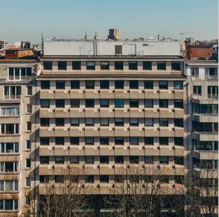 Le bâtiment est idéalement situé au 500 Avenue Louise, à proximité immédiate des commerces, restaurants, services et lignes de tram (7, 8, 93)...