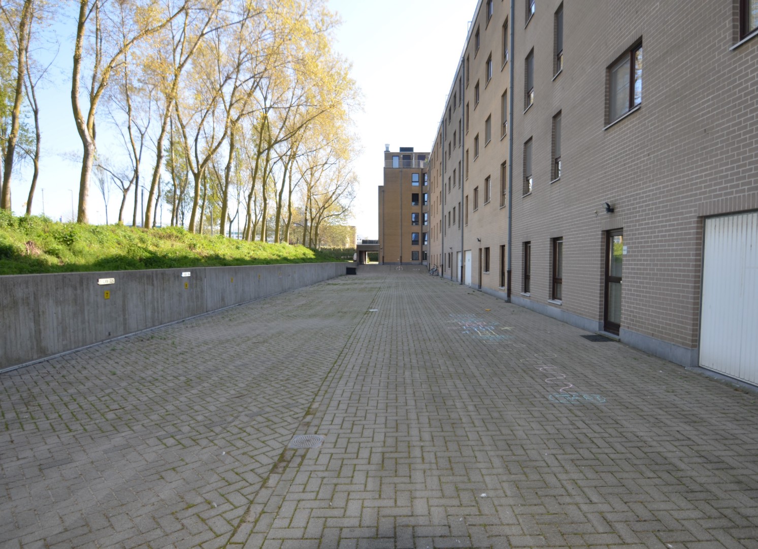 Ruime staanplaats, afgesloten terrein, vlot inrijden. - foto 4