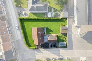 <p>Op zoek naar een ruime gezinswoning met heel wat mogelijkheden, een ruime leefruimte en een mooie tuin? <br />Deze alleenstaande woning is gelegen op een perceel van maar liefst 1.208 m² en beschikt over een bewoonbare oppervlakte van ca. 203 m².</p>
<p>Op het gelijkvloers is er de inkomhal, apart toilet, een eerste slaapkamer of kamer die gebruikt kan worden als bureau of hobbyruimte. De ruime en lichtrijke leefruimte biedt zicht op de zuid-oostgerichte tuin. De aparte keuken is ruim en geeft toegang tot een praktische berging, wasplaats en badkamer met douche. Een extra troef is de veranda, die een aangename overgang vormt tussen de woning en de dubbel inpandige garage. Boven de garage bevindt zich bovendien een zolder, ideaal voor extra bergruimte.</p>
<p>Op de eerste verdieping zijn er vier slaapkamers, bovendien is er nog een extra kamer die de mogelijkheid biedt om een tweede badkamer te creëren.</p>
<p>BEZOEKDAG 29/08 OP AFSPRAAK!</p>
<p>Graag meer informatie of wenst u een bezoek in te plannen? <br />Contacteer Fleur via 0477 82 85 42 of fleur.beernaert@acasa.immo</p>