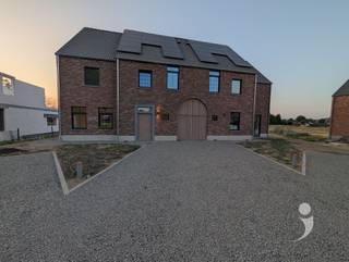 <p><span>Ruime nieuwbouwwoning (halfopen bebouwing) met adembenemende ligging</span></p><p><span>Deze prachtige nieuwbouwwoning, gelegen in een groene en rustige omgeving, wacht op haar eerste bewoners. Een unieke kans om als eerste te genieten van dit gloednieuwe thuis!</span></p><p><span>Bij het binnenkomen valt meteen de ruime inkomhal op, met apart gastentoilet en toegang tot een royale (fietsen)berging van 13,4 m². Via een stijlvolle steellook deur betreedt u de lichtrijke leefruimte, die uitkijkt op de tuin en het zonnige terras (aanleg voorzien begin augustus).</span></p><p><span> </span></p><p><span>De leefruimte gaat vloeiend over in de volledig uitgeruste open keuken, uitgerust met inductievuur, dampkap, dubbele spoelbak, vaatwasser, grote koelkast en oven — en met voldoende opbergruimte om alles netjes weg te bergen. De keuken biedt u verder toegang tot een ruime berging/wasplaats van 6 m².</span></p><p><span> </span></p><p><span>Op de eerste verdieping leidt de brede nachthal naar een verzorgde badkamer met dubbele wastafel, inloopdouche én bad, 4 ruime slaapkamers (13,9 m², 11,8 m², 11,6 m² en 11,4 m²) en een apart toilet. Via een tweede vaste trap bereikt u tot slot de zeer ruime, volledig afgewerkte polyvalente zolder (45 m²) — ideaal als extra slaapkamer, hobbyruimte, leefruimte of speelkamer - en tenslotte de technische ruimte.</span></p><p><span> </span></p><p><span>Buiten biedt de oprit plaats voor 3 tot 4 wagens, en de pas aangelegde voortuin is voorzien van een druppelirrigatiesysteem. De tuin achteraan wordt na de zomer ingezaaid en biedt een weids en ongehinderd zicht op de aangrenzende weilanden — genieten gegarandeerd!</span></p><p><span>De woning is niet gemeubeld en beschikbaar vanaf midden september.</span></p><p><span> </span></p><p><span>Opgelet: de woning wordt momenteel afgewerkt (laatste schilderwerken). De foto's zijn van de reeds afgewerkte, gespiegelde linker woning, ter illustratie.</span></p><p><span>Interesse? </span></p><p><span>Vraag uw bezoek aan via onze website!</span></p><p><span> </span></p><p><span> </span></p>