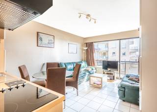 't Hoge 03.04 - Instapklare studio te koop op de derde verdieping van residentie 't Hoge. Deze residentie bevindt zich aan "de poort van Koksijde" : vlakbij het commercieel centrum en op wandelafstand van zee.<br /><br />Deze studio werd als volgt ingedeeld: inkomhal | leefruimte met open, uitgeruste keuken uitgevend op balkon | badkamer voorzien van toilet, douche en lavabo. <br /><br />Twee kelders inbegrepen in de vraagprijs. <br /><br />Mogelijkheid tot aankoop van een parkeerplaats in de residentie aan € 25.000. <br /><br />Contacteer ons vandaag nog voor een afspraak ter plaatse!