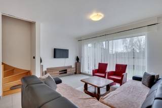DUPLEXAPPARTEMENT MET 2 SLAAPKAMERS TE HELCHTEREN<br /><br />Dit duplexappartement is gelegen op een rustige locatie vlakbij het centrum van Helchteren met een goede bereikbaarheid naar winkels, scholen, restaurants en de oprit van de E314. Het appartement is gelegen in een kleinschalige residentie ( zonder lift ) met lage, gemeenschappelijke, maandelijkse kosten.<br /><br />Op de eerste verdieping beschikt u over een ruim leefgedeelte opgedeeld in een zithoek, eetruimte aan de achterzijde met toegang tot het ruime, zuidelijk georiënteerde terras. Voorts zijn er nog een keuken, wasplaats/berging, een inkomhal en een gastentoilet.<br /><br />De eerste verdieping heeft op haar beurt een nachtgang, een badkamer en 2 slaapkamers te bieden. Uw wagen kan u stallen op uw ondergrondse autostaanplaats en bergruimte is voorzien in uw privatieve kelderberging of op uw zolderberging.<br /><br />Enkele TROEVEN van dit appartement opgelijst:<br /><br />+ Energiezuinig: EPC is slechts 125 / label B<br />+ Elektriciteit is goedgekeurd<br />+ Ideale investering: appartement is reeds verhuurd<br />+ Duplexappartement 104 m² met 2 slaapkamers<br />+ Ruim, zuidelijk georiënteerd terras<br />+ Autostaanplaats + kelderberging inbegrepen<br />+ Private zolderberging 27 m²<br />+ Slechts 50 euro/maand gemeenschappelijke kosten<br /><br />Kortom, een rustig gelegen, energiezuinig appartement met een ruim terras! Meer info? Contacteer Maarten Delbroek via maarten@vestio.com of bel naar 0471/034804.<br />