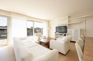 <p>In een kleinschalige residentie met slechts vijf appartementen, opgebouwd in 2007 en opgefrist in 2026, bevindt zich dit instapklare dakappartement van 105 m². De grote troef? Niet één, maar twee zonovergoten terrassen van samen 65 m². Hier woont u letterlijk in het kloppende hart van Brasschaat. Gezellige restaurants, boetieks, bakkers, supermarkten, scholen en openbaar vervoer liggen allemaal op wandelafstand. Toch geniet u bovenaan het gebouw van rust, privacy en een aangenaam gevoel van ruimte.</p><p>• Dakappartement<br />• Uitzonderlijke terrassen<br />• Lift met privé toegang tot het appartement <br />• Mogelijkheid tot ondergrondse dubbele garagebox (cascade) <br />• Topligging in het centrum van Brasschaat</p><p>De royale leefruimte baadt in natuurlijk licht dankzij de brede raampartijen die naadloos aansluiten op het indrukwekkende terras. Binnen en buiten vloeien hier moeiteloos in elkaar over, waardoor elk seizoen aanvoelt als vakantie. De open keuken, ingericht met kwalitatieve toestellen en voldoende werkruimte, vormt het hart van de woning.<br />De master bedroom met ingemaakte kasten beschikt over een rechtstreekse toegang tot het terras, zodat u elke ochtend wakker wordt met een open uitzicht. Ook de tweede slaapkamer is ruim en perfect geschikt als kinder-, logeer- of bureauruimte. Technische berging met wasmachine en droger.</p><p>Een terras van 65 m² in hartje Brasschaat is een absolute uitzondering. Hier creëert u meerdere leefzones: ontbijten in de ochtendzon, aperitieven bij zonsondergang of simpelweg genieten van rust en privacy. Dit is een extra leefruimte die u elke dag opnieuw zal waarderen.</p><p>Ondergronds biedt een ruime kelder extra bergruimte.</p><p>Appartementen met deze combinatie van centrale ligging, woonoppervlakte én uitzonderlijke terrassen komen slechts zelden op de markt.<br />Ervaar zelf het penthousegevoel en plan vandaag je bezoek via sinjoor.be</p>