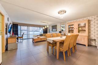 e koop: Totaal gerenoveerd appartement in het centrum van Temse, op wandelafstand van openbaar vervoer en het treinstation.
<p>Dit appartement uit 1978 combineert comfort en duurzaamheid dankzij de voorziening van airco en zonnepanelen. Het absolute hoogtepunt is het fantastische terras van 60 m², voorzien van een grote zonneluifel, ideaal om het hele jaar door van buiten te genieten. De ligging in het centrum biedt vlotte toegang tot invalswegen en alle voorzieningen.</p>
<p> </p>
<p>Belangrijkste ruimtes:</p>
<p>• Ruime woonkamer (36,45 m²) met veel lichtinval</p>
<p>• Volledig ingerichte keuken (9 m²) met ontbijthoek en ingemaakte kasten</p>
<p>• Badkamer (7 m²) met inloopdouche en dubbele wastafel in meubel</p>
<p>• Drie slaapkamers (15,77 m², 14,65 m² en 10 m²)</p>
<p>• Groot terras (65 m²) met zonneluifel</p>
<p>• Apart toilet (1,76 m²)</p>
<p>• Hal (6 m² en 3 m²)</p>
<p> </p>
<p>Troeven:</p>
<p>• Airco en zonnepanelen voor extra comfort en energiezuinigheid</p>
<p>• Fantastisch terras van 60 m²</p>
<p>• Grote zonneluifel voor optimaal buitenleven</p>
<p><span>• Top energie A</span></p>
<p> </p>
<p>Neem vandaag nog contact op met je ERA-makelaar voor een bezoek.</p>
<p>JOUW DROOMAPPARTEMENT. ZO GEVONDEN!</p>