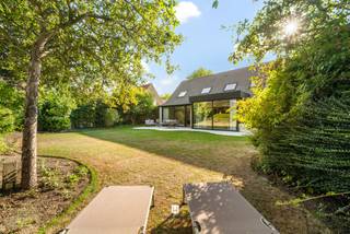Gerenoveerde villa, alleenstaand en rustig gelegen in een mooie verkaveling vlakbij het centrum van Knokke. Modern vernieuwd, charmant en tijdloos ingericht met drie slaapkamers, twee badkamer, een inpandige garage en een mooie tuin met zonneterrassen.<br /><br />De villa werd mooi vernieuwd en ingedeeld als volgt: inkom met de traphal, vestiaire en gastentoilet. Een gezellige woonkamer met mooie parketvloeren en prachtig maatwerk, een schitterende leefkeuken met een royaal eiland. Naast de keuken een praktische bijkeuken en wasplaats met doorgang naar de tuin. Vanuit de leefruimte en de keuken is er een leuke connectie naar de zonneterrassen en de mooi aangelegde tuin. Verder op het gelijkvloers nog een grote garage voorzien van een elektrische poort, de garage is groot genoeg voor het stallen van een wagen + fietsen/moto. <br /><br />Op de verdieping zijn er drie slaapkamers waarvan twee grote slaapkamers en een leuke kinderkamer. Ook op de verdieping veel ingemaakte kasten en een mooie parketvloer. De masterbedroom beschikt over een eigen badkamer met ligbad, inloopdouche, toilet en lavabomeubel. De twee bijkomende kamers hebben een gemeenschappelijke douchekamer. <br /><br />De buitenruimte met de tuin en de terrassen zijn knap aangelegd en genieten van voldoende privacy. Parkeren kan in de garage of op de oprit (2 wagens). <br /><br />Bezoek deze schitterende villa na afspraak met Willem Cauwels op GSM 0477/60.12.16.