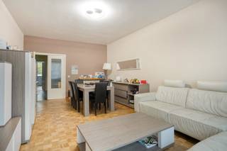 Dit goed onderhouden appartement (89m²) kent een gunstige ligging nabij winkels, openbaar vervoer en belangrijke invalswegen.<br /><br />Indeling van het appartement:<br />- Ruime woonkamer<br />- Ingerichte keuken<br />- Badkamer met ligbad en dubbele lavabo<br />- 2 slaapkamers<br />- Gastentoilet<br />- Terras en tuin achteraan<br />- Kelder op het gelijkvloers<br /><br />Mogelijkheid tot aankoop van de garage (+ 20.000 euro)<br /><br />Extra troeven:<br />- Het dak werd in 2021 vernieuwd<br />- Verwarming op gas met calorimeters<br />- Individuele tellers voor nutsvoorzieningen<br />- Dubbele beglazing<br />- Lage gemene lasten (geen syndicus en geen lift aanwezig)<br />- Vernieuwde keuken en badkamer<br /><br />Meer info en/of een bezoek gewenst? Neem dan snel contact op met onze makelaar Vicky op: 0472 18 40 06.<br /><br />Bestuursmaatregelen in het maatregelenregister: nee