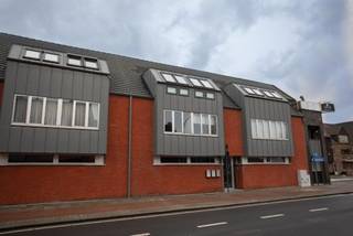 Dit ruime en lichtrijke appartement op de tweede verdieping bereik je via de gemeenschappelijke inkomhal met trap of lift. Bij het binnenkomen word...