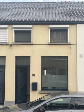 Rijwoning gerenoveerd in 2001<br />Living, keuken, badkamer<br />1ste verdiep: 2 slaapkamers met mogelijkheid 3de slaapkamer, toilet en zolder<br />Garage